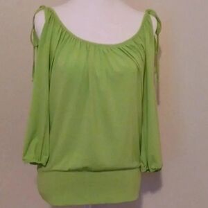 🌺Nice green color top with cold sholder sleeves
